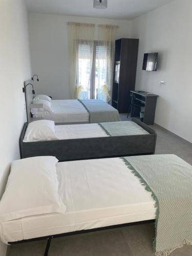 1 queen bed, 2 twin beds