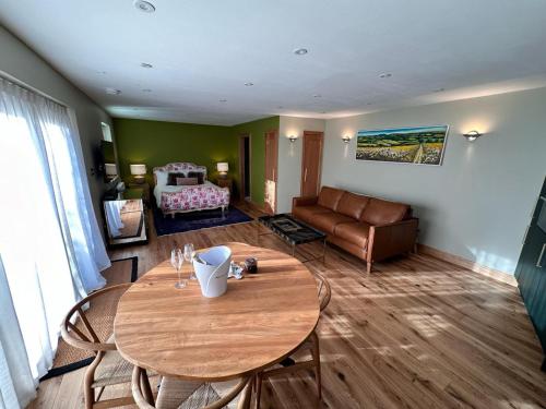 1 queen bed, 2 sofa beds