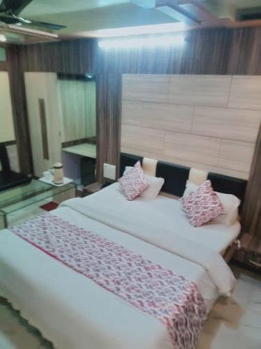 Deluxe Double Room image 1