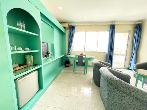 room detail thumbnail 1