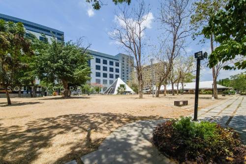 Furnished Studio in Avida Towers Riala, Cebu IT Park with Pool View, Fast WiFi, Netflix and More