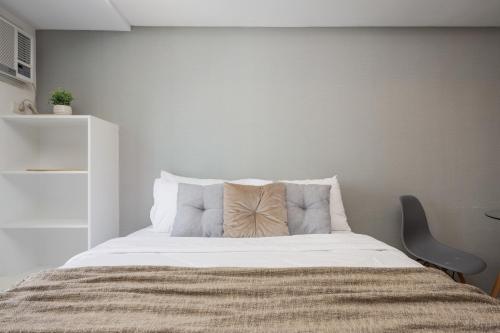 Furnished Studio in Avida Towers Riala, Cebu IT Park with Pool View, Fast WiFi, Netflix and More