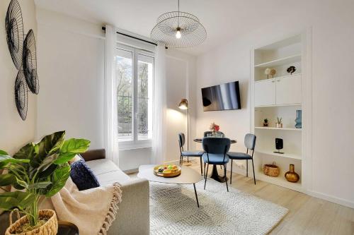 Charming 1-Bedroom Apartment in Vibrant - image 4