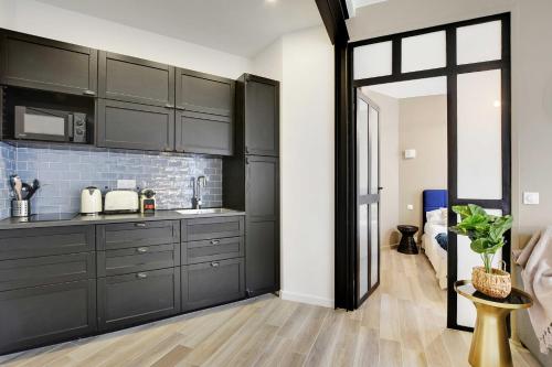 Charming 1-Bedroom Apartment in Vibrant - image 2