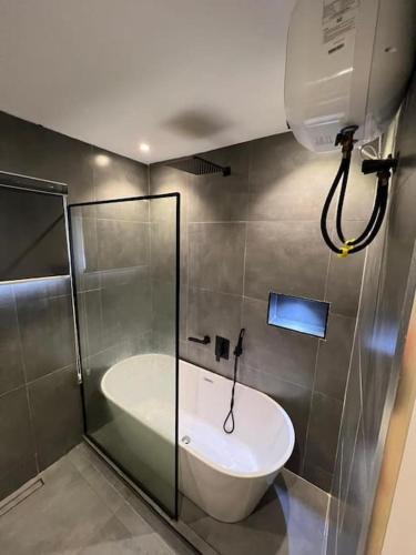 Unwind in the hot tub, Abuja (Foto 10)