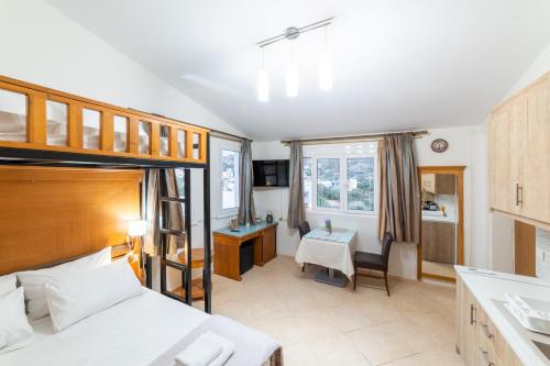 2 twin beds, 1 sofa bed