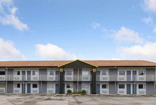 Super 8 by Wyndham Millbury/Toledo in Millbury, USA