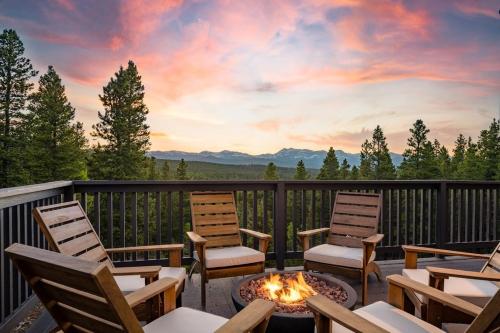 Serene Retreat Amazing Views Hottub Sauna, Xbox in Black Hawk, USA