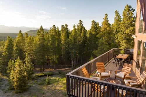 Serene Retreat Amazing Views Hottub Sauna, Xbox in Black Hawk, USA