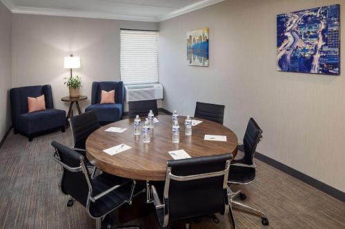 Hampton Inn Atlanta-Northlake - image 2