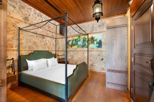 Suite with Pool View image 7
