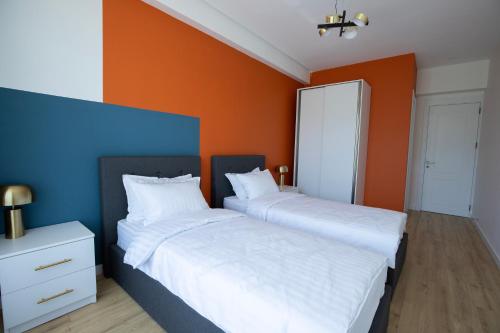 2 twin beds, 1 sofa bed
