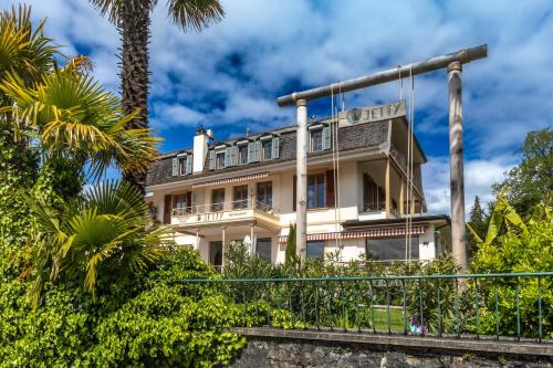 584371785 La Villa