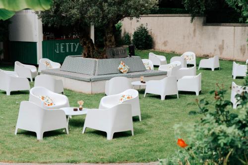 584372433 La Villa