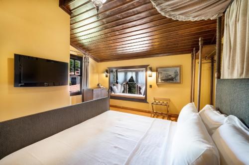Double Room with Pool View image 5