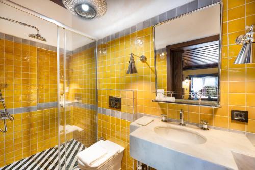 Double Room with Pool View image 1