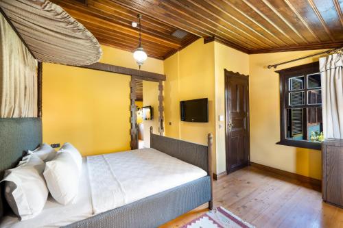 Double Room with Pool View image 3