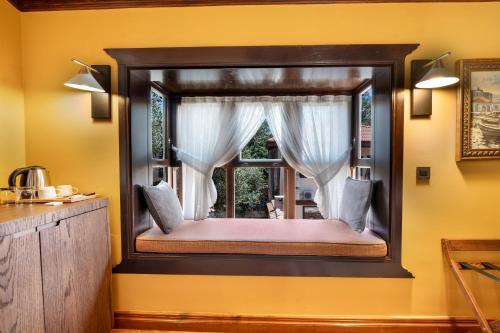 Double Room with Pool View image 4