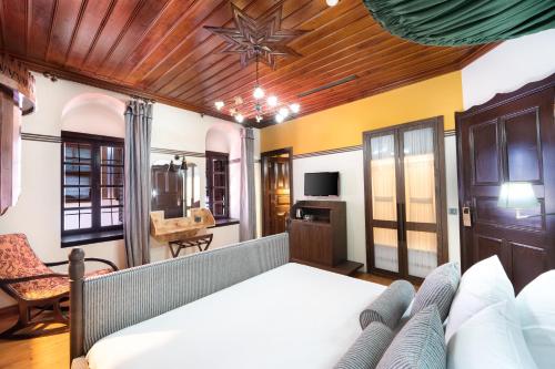 Deluxe Double Room image 3