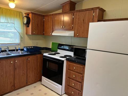 Travel Worker Between Housing 32 Lake View Mh in Liledoun, USA