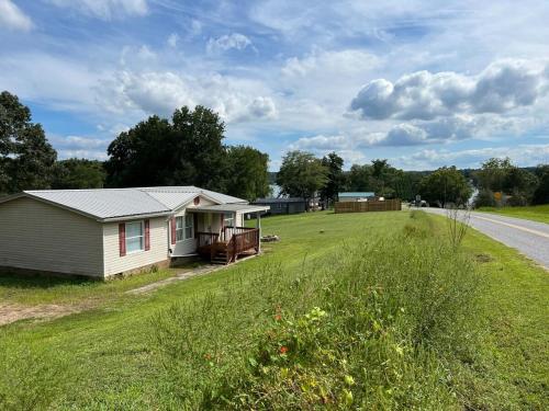 Travel Worker Between Housing 32 Lake View Mh in Liledoun, USA