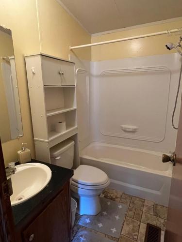 Travel Worker Between Housing 32 Lake View Mh in Liledoun, USA