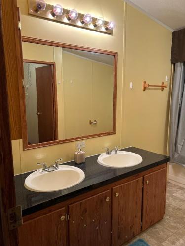 Travel Worker Between Housing 32 Lake View Mh in Liledoun, USA