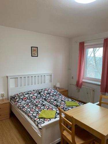 1 queen bed, 2 twin beds