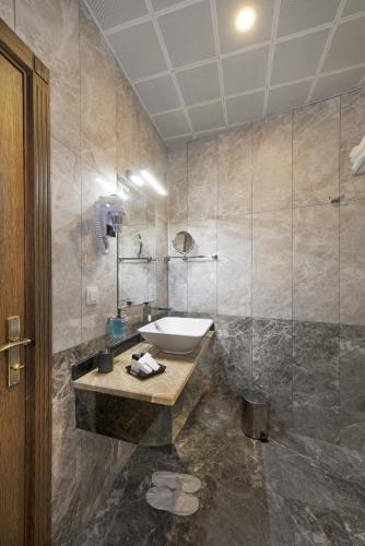 Perapolis Hotel Room Type - Deluxe Triple Room