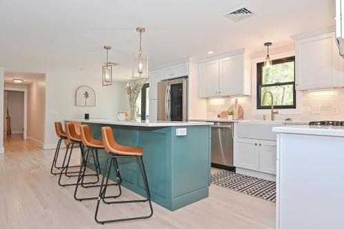 Bayside Oasis With Hot Tub & Game Room in 東丹尼斯 (MA)
