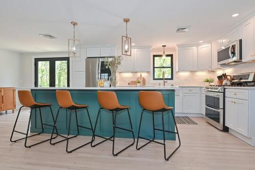 Bayside Oasis With Hot Tub & Game Room in 東丹尼斯 (MA)