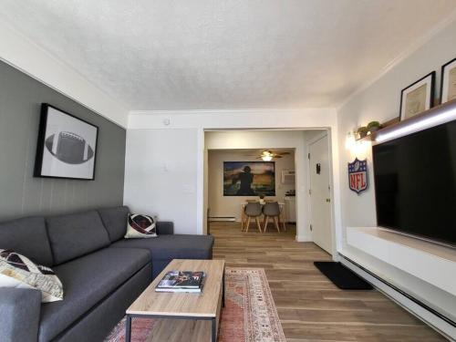 Newly Renovated Unit By The Football Hall Of Fame in Canton, USA
