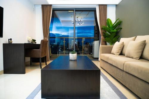 EAST VIEW RESIDENCES Building Tower B#Amazing view! access Phnom Penh! Max 2-4ppl - Tap to explore photos