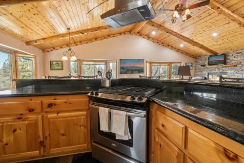 5 Star Family Cabinhot Tubpool Tableev Charger in Big Bear Lake, USA