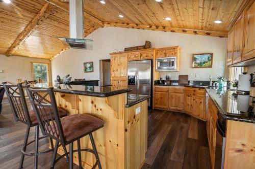 5 Star Family Cabinhot Tubpool Tableev Charger in Big Bear Lake, USA