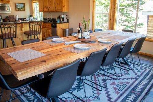 5 Star Family Cabinhot Tubpool Tableev Charger in Big Bear Lake, USA