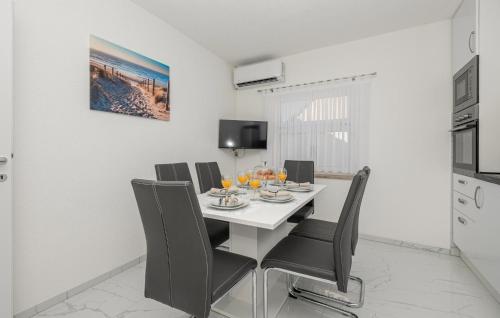 virtuve, Cozy Home In Sumet With Wifi in Šumet