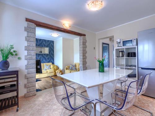 Holiday Home Gea by Interhome in Veliki Vareski