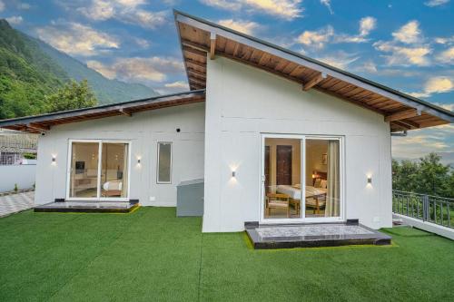 SaffronStays Bourbon - 2BR luxury villa with garden, BBQ, bonfire & valley views near Naukuchiatal & - Nainital