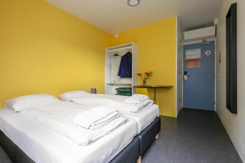Deluxe Twin Room image 3