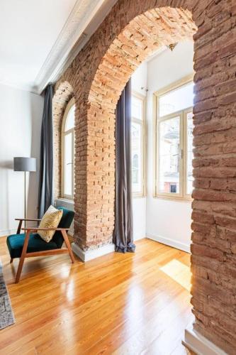 Warm Rustic Charming 2BD Galata wPatio Gem! #320 - image 3