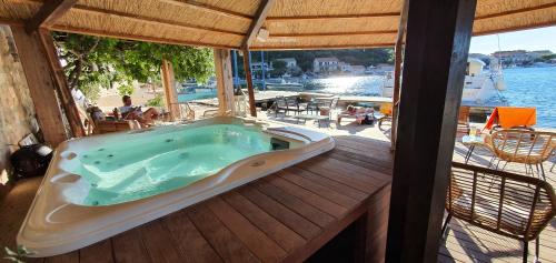 Aktivitātes, Augusta in Lastovo