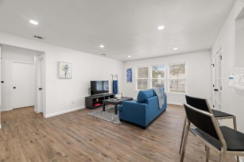 2 Bed 1 Bath Condos near Lakewood in Джуниус-Хайтс