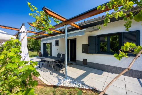 حديقة, Lovely Cottage with Jacuzzi in Snasici