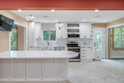 Beautiful Candlewood Lake House with Private Dock! in Danbury, USA