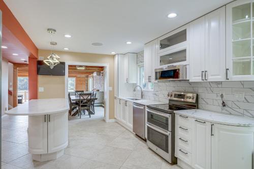 Beautiful Candlewood Lake House with Private Dock! in Danbury, USA
