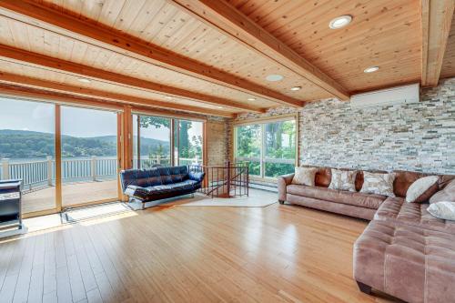 Beautiful Candlewood Lake House with Private Dock! in Danbury, USA