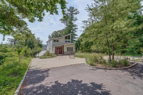 Beautiful Candlewood Lake House with Private Dock! in Danbury, USA