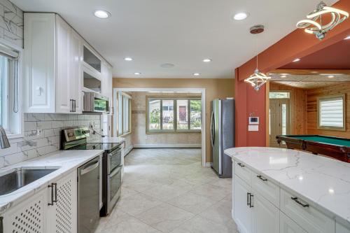 Beautiful Candlewood Lake House with Private Dock! in Danbury, USA