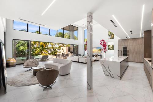 VILLA WATERFRONT MIAMI 6 BEDROOMs SLEEPS 14 PEOPLE in Miami, USA